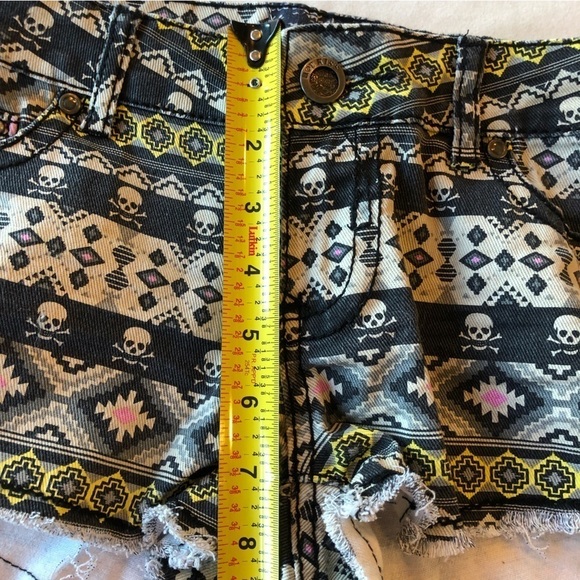 HOT Kiss Cici Geometric & Skulls Pattern Raw Hem Booty Short Shorts Size 3 - Picture 6 of 7